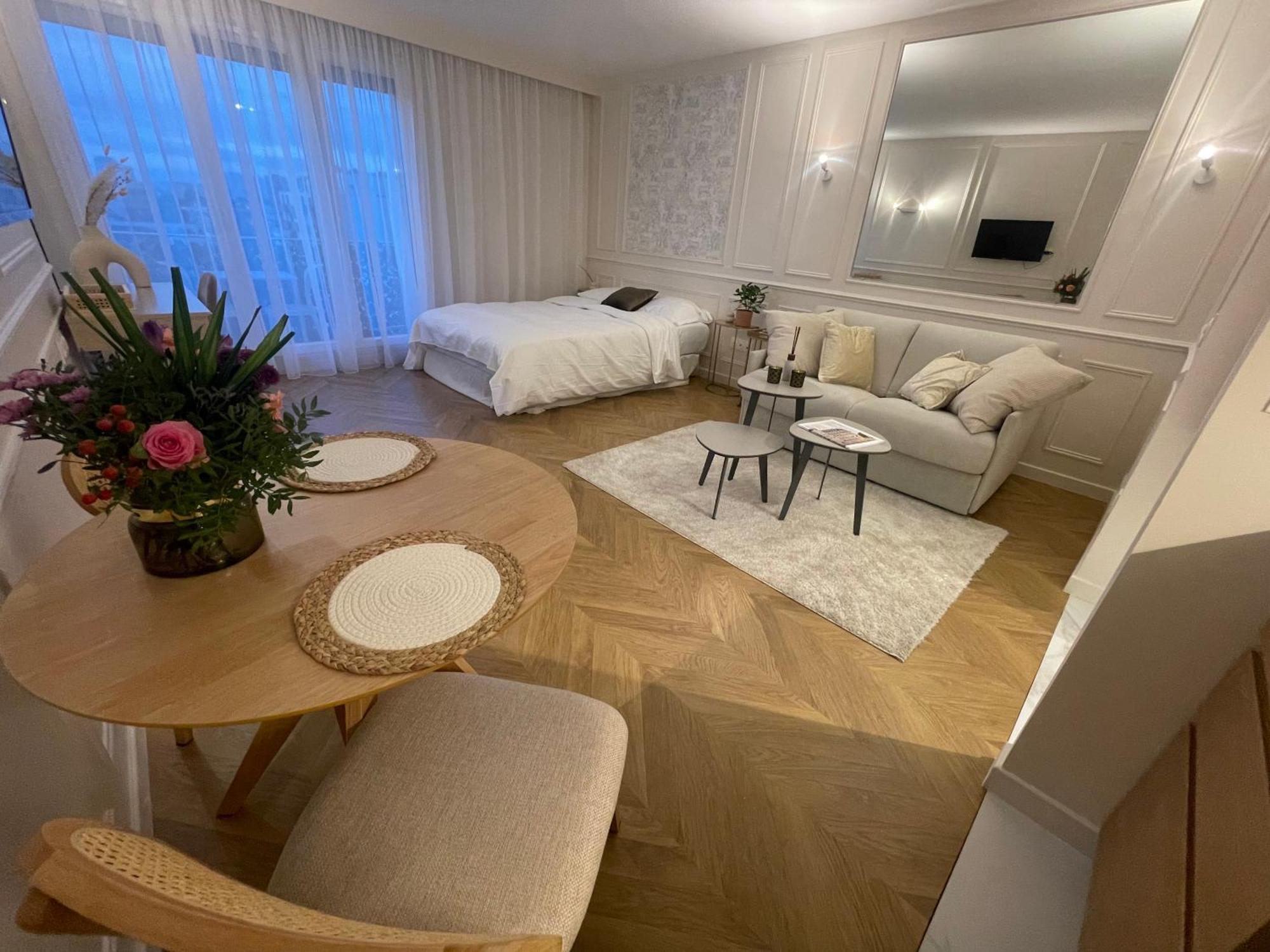 D Paris Apartment